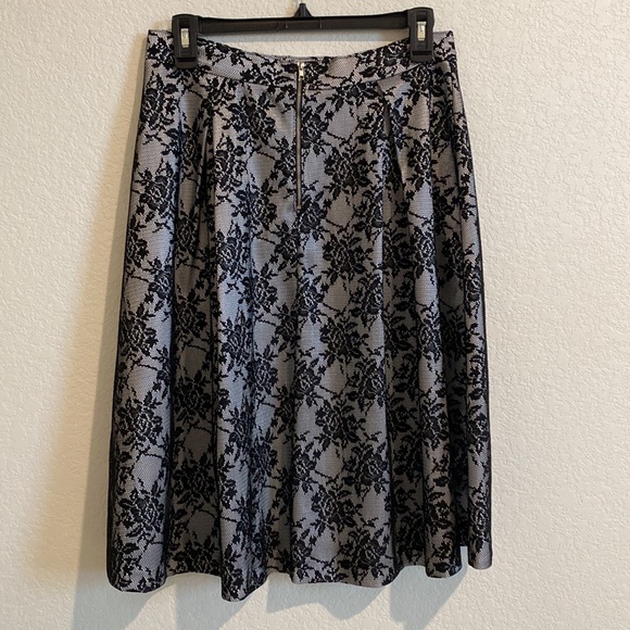 Beautiful lace rose skirt - Picture 4 of 7